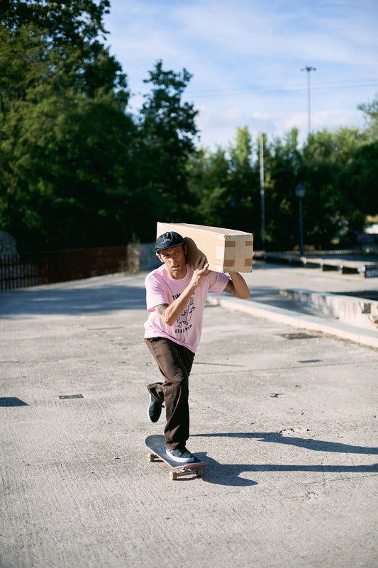 DIEGO SHOULDERING THE LATEST FROM CLEAVER. PHOTO: ADRIAN RIOS